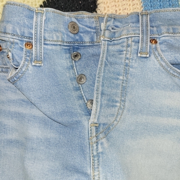 LEVI'S wedgie skinny light wash distressed knees jeans - Picture 10 of 12